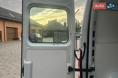 Вантажний фургон Renault Master 2017 в Рівному