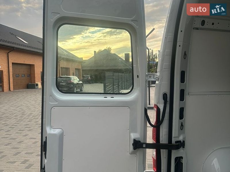 Вантажний фургон Renault Master 2017 в Рівному