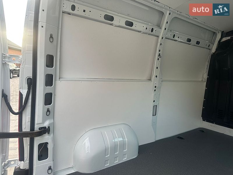 Вантажний фургон Renault Master 2017 в Рівному