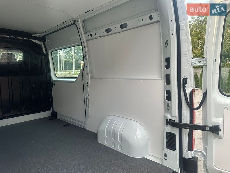 Вантажний фургон Renault Master 2017 в Рівному