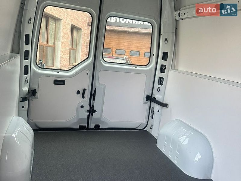 Вантажний фургон Renault Master 2017 в Рівному