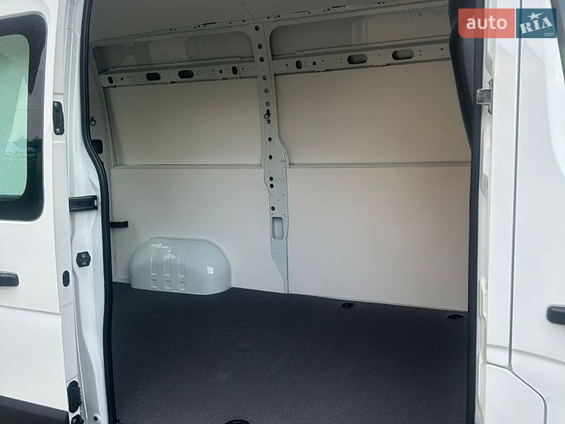 Вантажний фургон Renault Master 2017 в Рівному