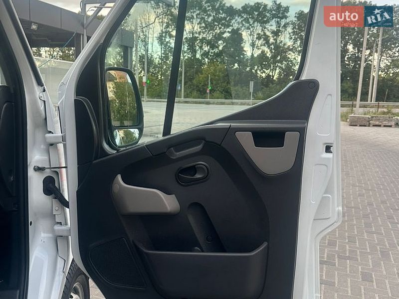 Вантажний фургон Renault Master 2017 в Рівному