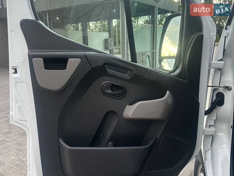 Вантажний фургон Renault Master 2017 в Рівному