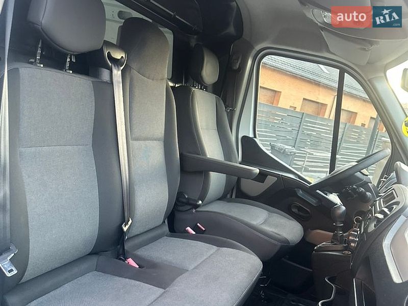 Вантажний фургон Renault Master 2017 в Рівному