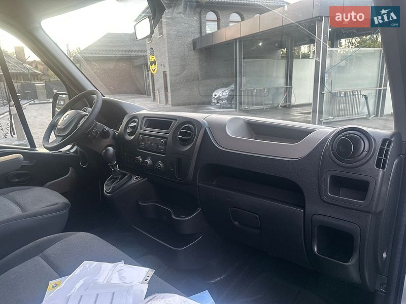 Вантажний фургон Renault Master 2017 в Рівному