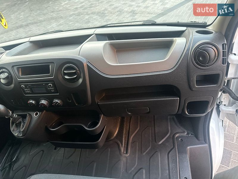 Вантажний фургон Renault Master 2017 в Рівному