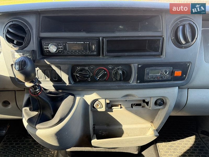 Вантажний фургон Renault Master 2006 в Рівному