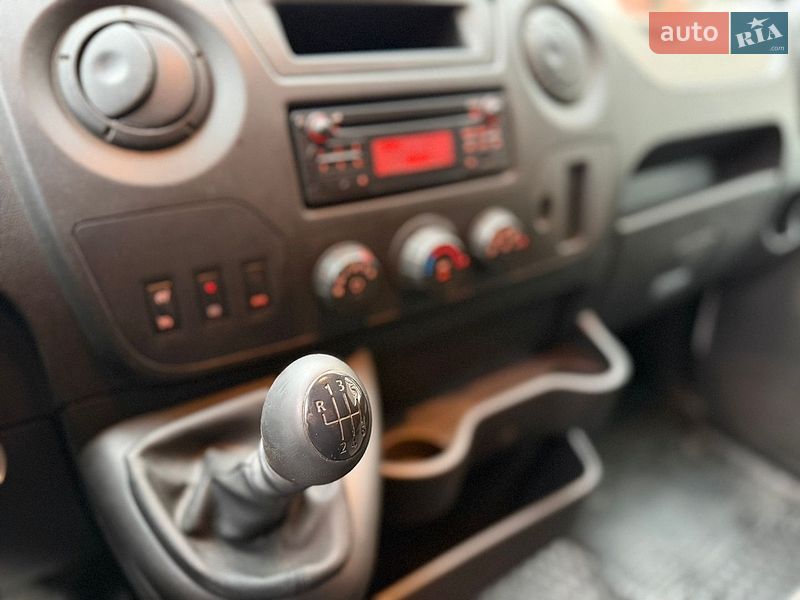 Грузовой фургон Renault Master 2015 в Львове