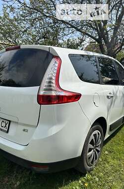 Минивэн Renault Megane Scenic 2012 в 