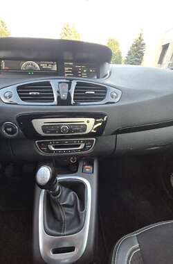 Минивэн Renault Megane Scenic 2015 в 