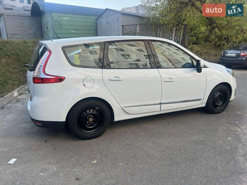 Минивэн Renault Megane Scenic 2012 в 