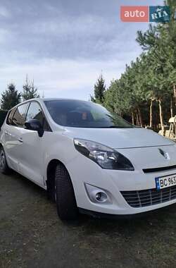 Минивэн Renault Megane Scenic 2012 в 