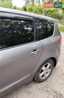 Минивэн Renault Megane Scenic 2010 в 
