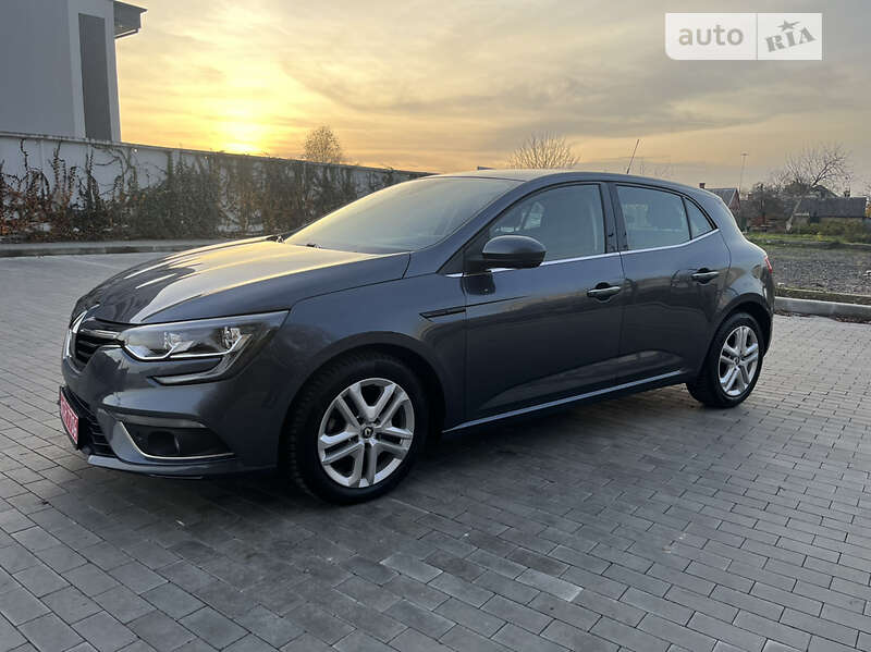 Хэтчбек Renault Megane 2016 в 