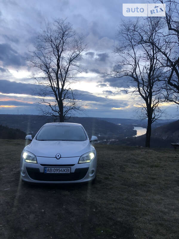 Хэтчбек Renault Megane 2011 в 