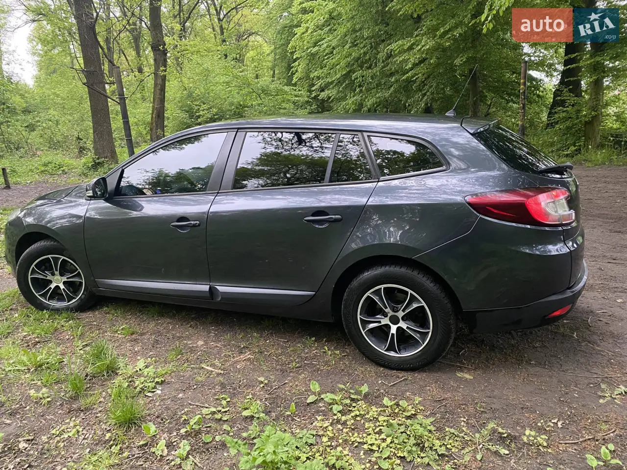 Я власник по документах, у моїй власності 5 років. Пригнана була з Франції з пробігом +- 180тис. В ДТП не була, за моєї власності жоден елемент не малювався і не рихтувався. В комплекті є поліки гумові та тканинні, є комплект зимової гуми на окремих дисках. Є сервісна книжка з Франції.
ГРМ замінив на 230тис, масло міняне на 248тис, колодки заміна на 240тис, ходова оглянута та зроблема на 240тис. Торг умісний біля капоту. На огляд за бажанням можу поїхати на СТО.