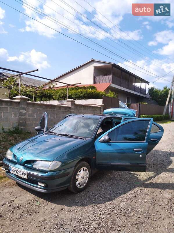 Седан Renault Megane 1997 в Иршаве