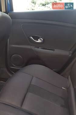 Хэтчбек Renault Megane 2011 в 