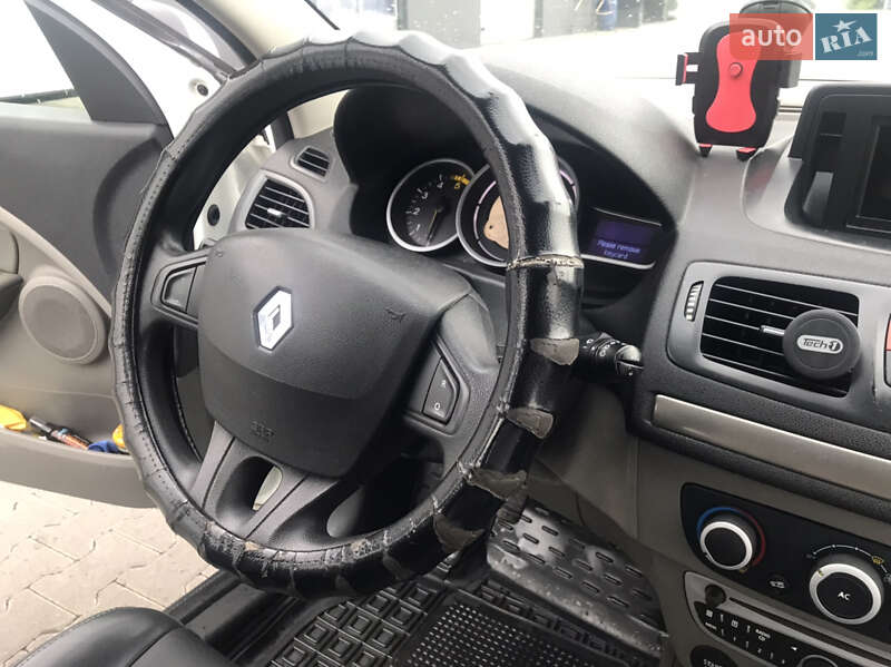Хетчбек Renault Megane 2011 в Шептицькому фото 14 Хетчбек Renault Megane 2011 в Шептицькому