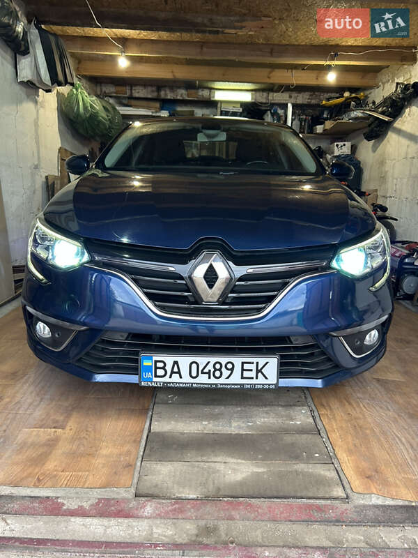 Седан Renault Megane 2017 в Смоліному