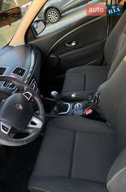 Хетчбек Renault Megane 2011 в 