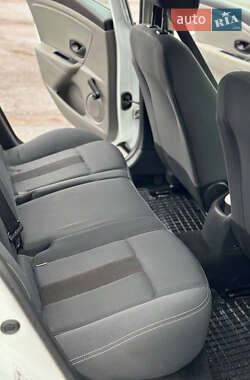 Хэтчбек Renault Megane 2012 в 