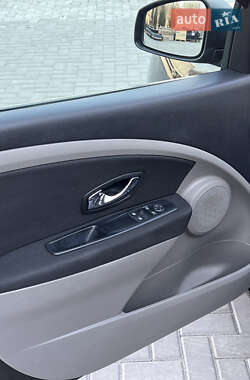 Хэтчбек Renault Megane 2012 в 