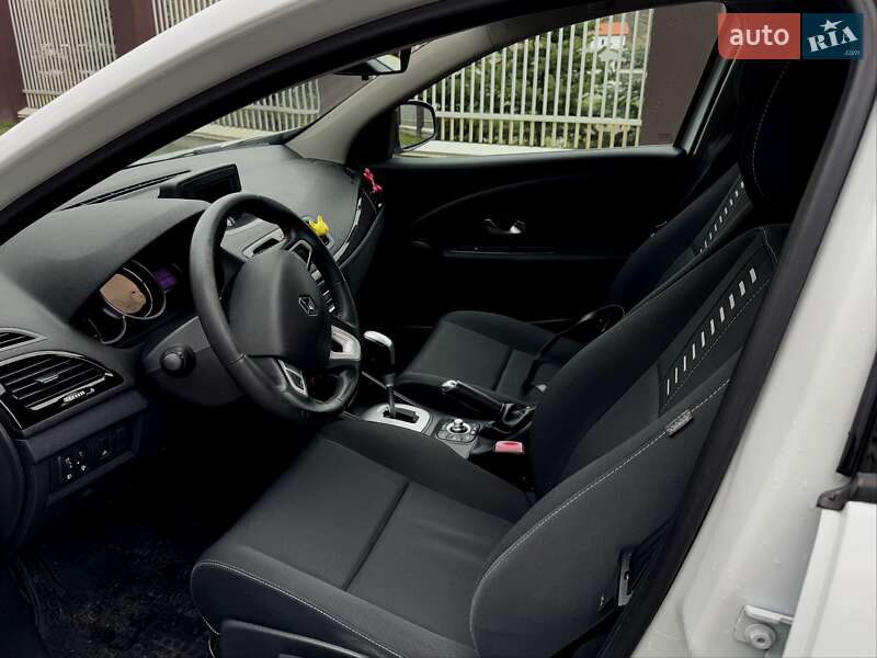 Хетчбек Renault Megane 2011 в 