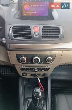 Хэтчбек Renault Megane 2011 в 