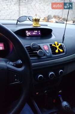 Хэтчбек Renault Megane 2011 в 