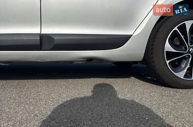 Хэтчбек Renault Megane 2011 в 