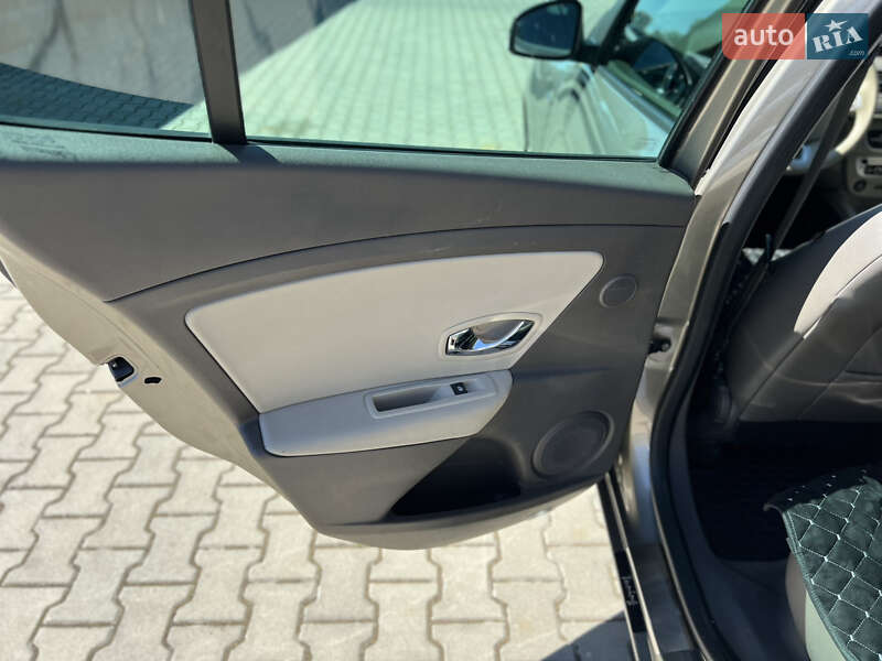 Хэтчбек Renault Megane 2012 в Новоселице