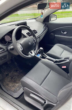 Хэтчбек Renault Megane 2011 в 