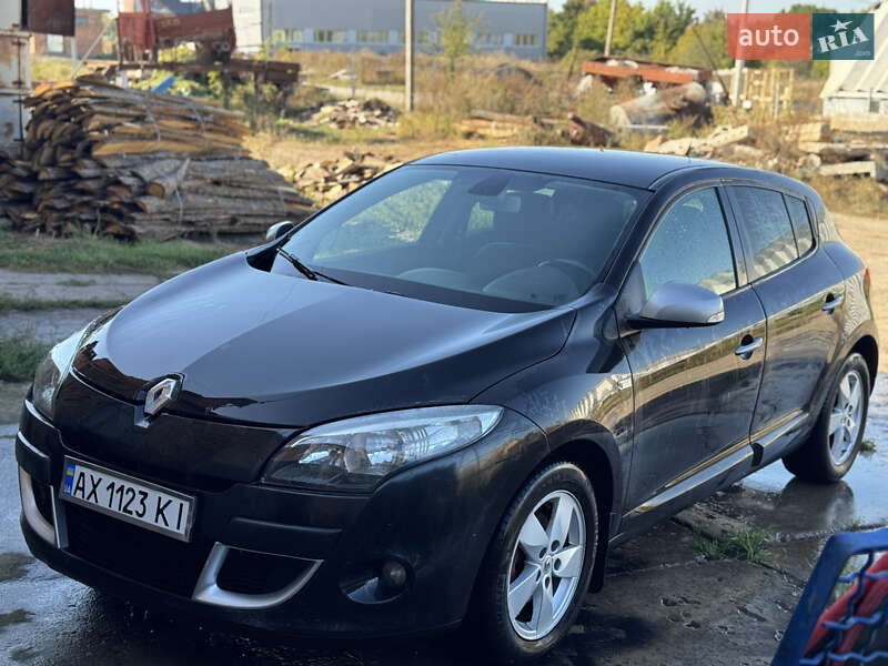 Хэтчбек Renault Megane 2011 в 