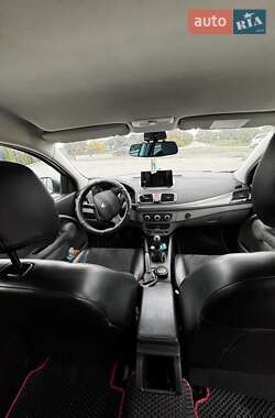 Хетчбек Renault Megane 2010 в  фото 15 Хетчбек Renault Megane 2010 в