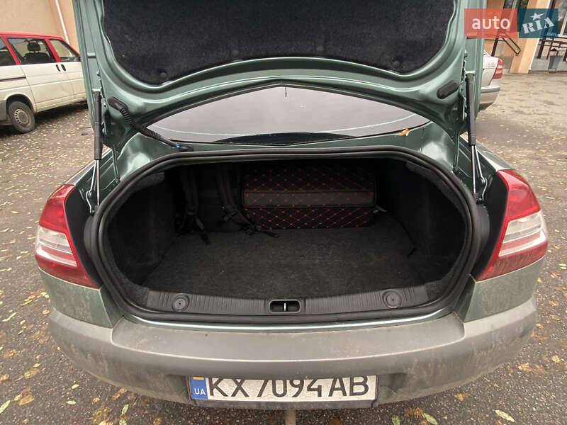 Седан Renault Megane 2006 в Дергачах
