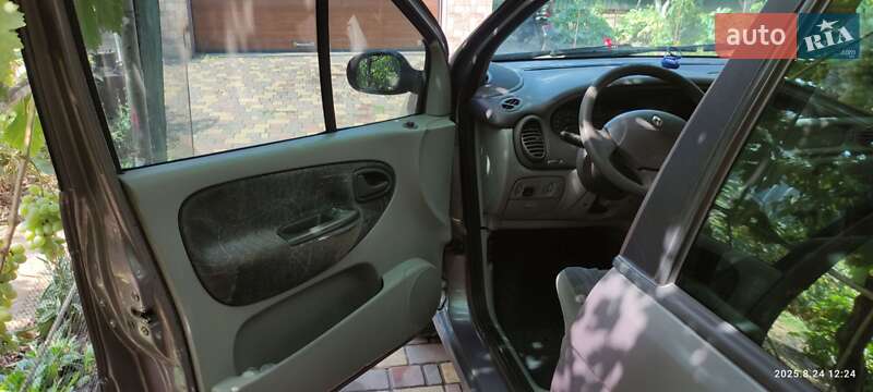 Хэтчбек Renault Megane 2001 в Килии фото 6 Хэтчбек Renault Megane 2001 в Килии