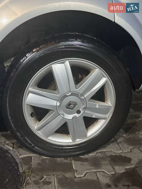 Хэтчбек Renault Megane 2002 в Вишневом