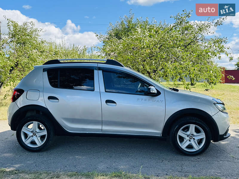 Внедорожник / Кроссовер Renault Sandero StepWay 2015 в Ромнах