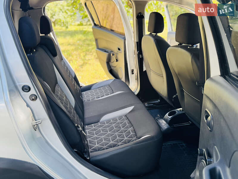 Внедорожник / Кроссовер Renault Sandero StepWay 2015 в Ромнах