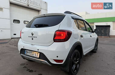 Хэтчбек Renault Sandero StepWay 2019 в 