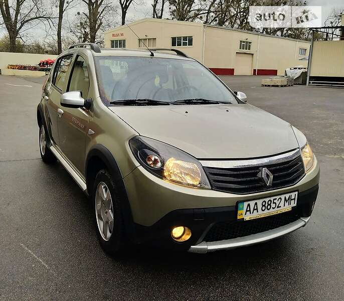 Хэтчбек Renault Sandero 2012 в Ахтырке