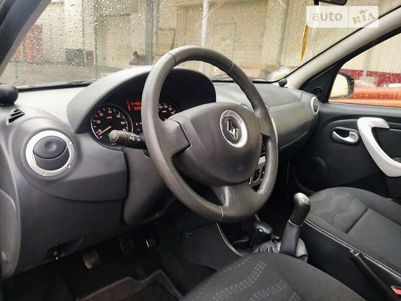 Хэтчбек Renault Sandero 2012 в Ахтырке