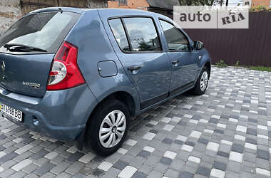 Хетчбек Renault Sandero 2010 в Лубнах