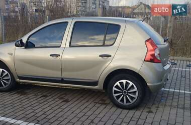 Хетчбек Renault Sandero 2011 в Дубні