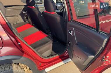 Хэтчбек Renault Sandero 2012 в 