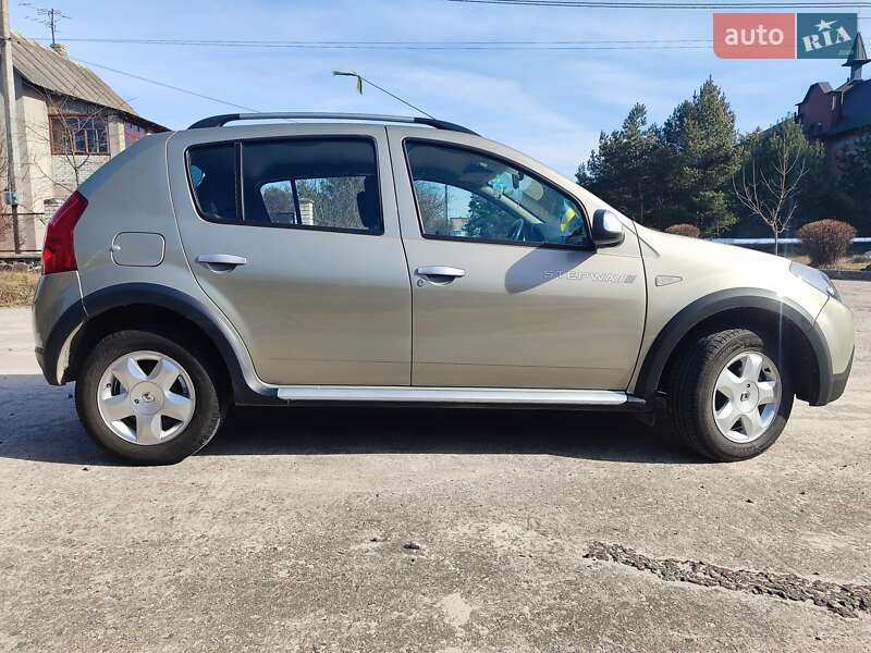 Хетчбек Renault Sandero 2012 в Вараші