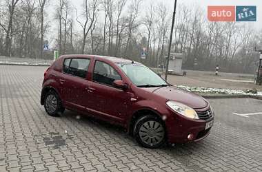 Хэтчбек Renault Sandero 2011 в 