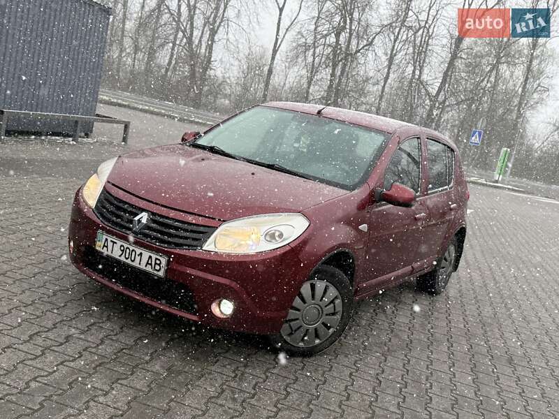 Хэтчбек Renault Sandero 2011 в 